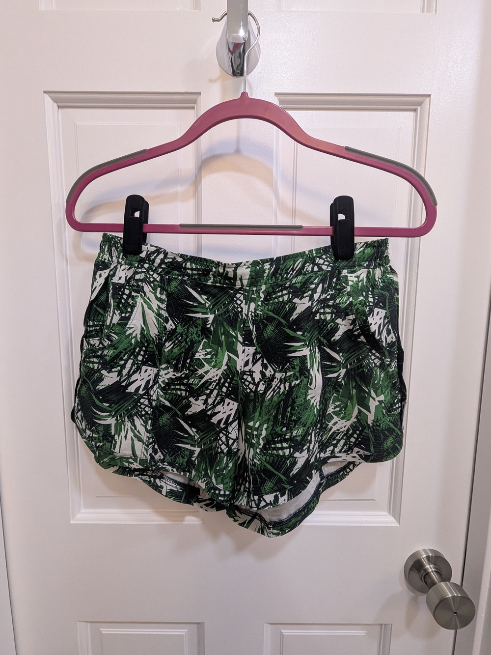 Athleta Stellar Palm Print Shorts Green White Black Size Small